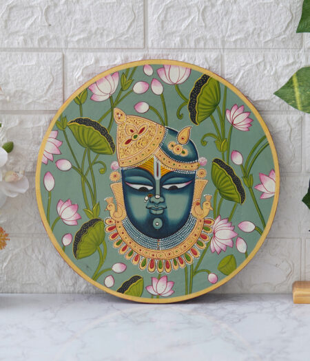 Pichwai Painting: This beautiful pichwai painting depicts Shrinathji, a revered Hindu deity, adorned with flowers and jewels